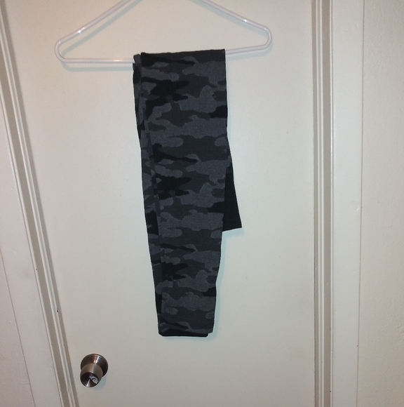 Zac & Rachel Fleece Lined Leggings Black Grey Camo Pattern Size 0X/1X - Picture 3 of 5